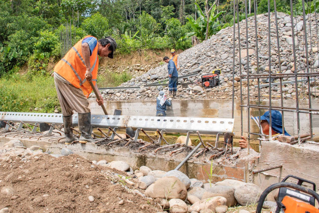 Prefectura de Pastaza – Continuamos optimizando la vialidad en la zona rural