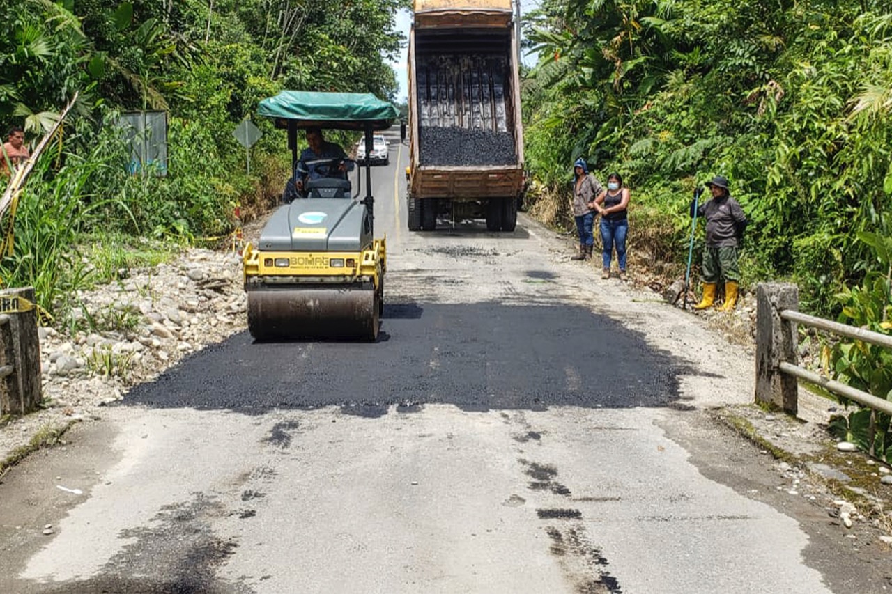¡Se realizan trabajos de bacheo en vias 🛣 rurales!