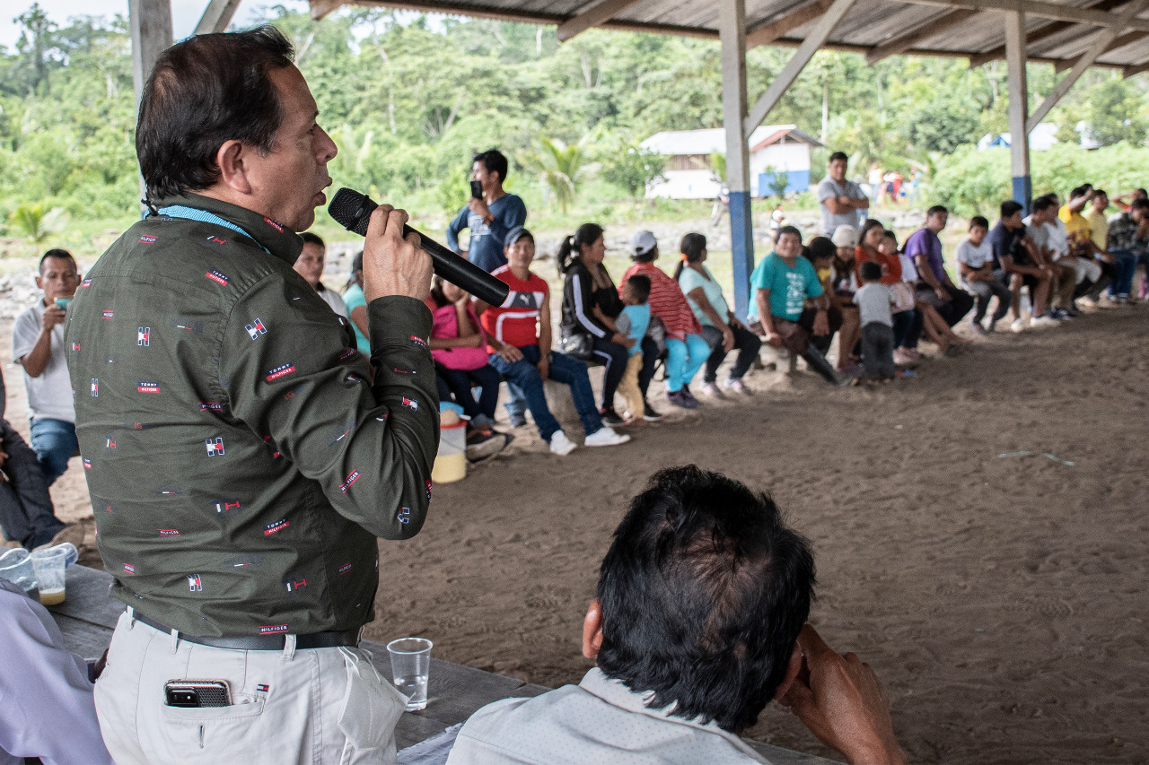 ¡Prefecto mantuvo una reunión de trabajo en la comunidad Santa Rosa!