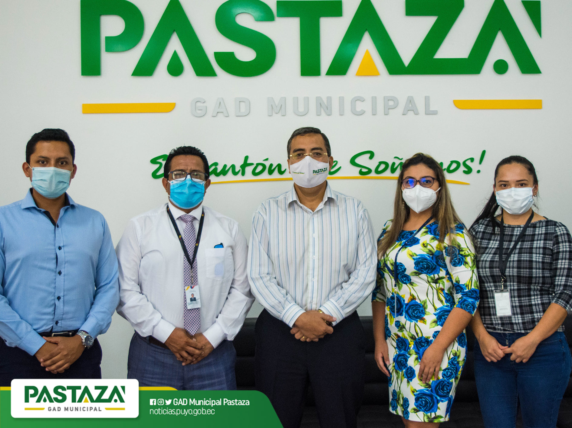 El director de educación, Freddy Zambrano, junto a su equipo de trabajo visitó al Alcalde Oswaldo Zuñiga