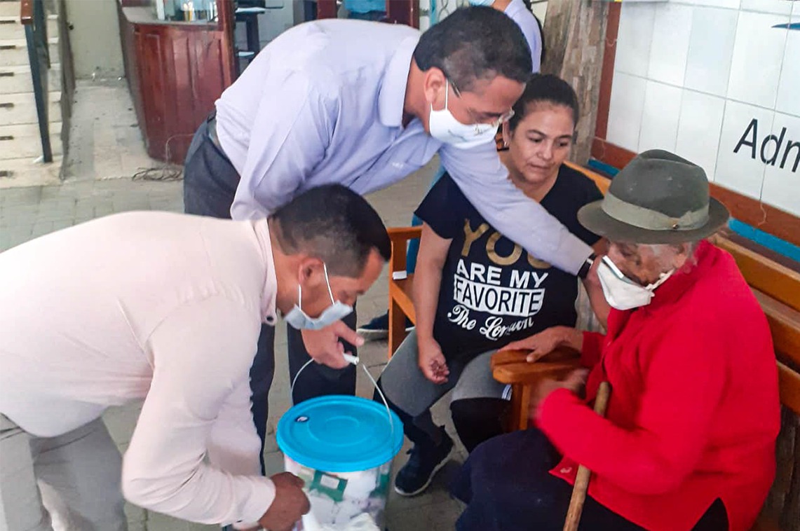 ALCADE DONA AYUDA HUMANITARIA