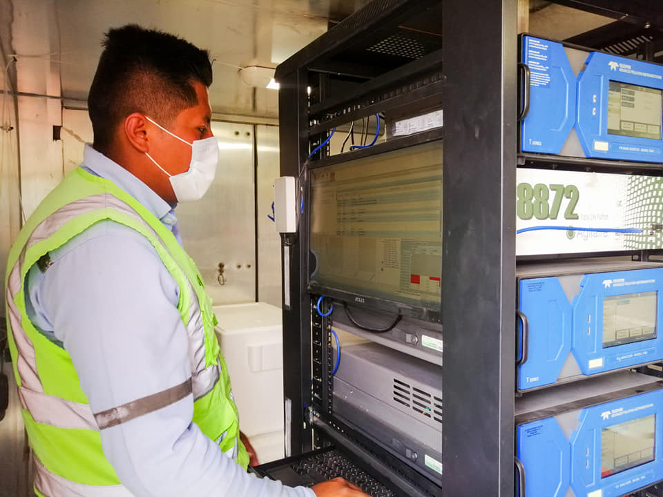 Técnicos de Gestión Ambiental en coordinación con personal de CORPLABEC S. A, realizan el monitoreo a los factores ambientales