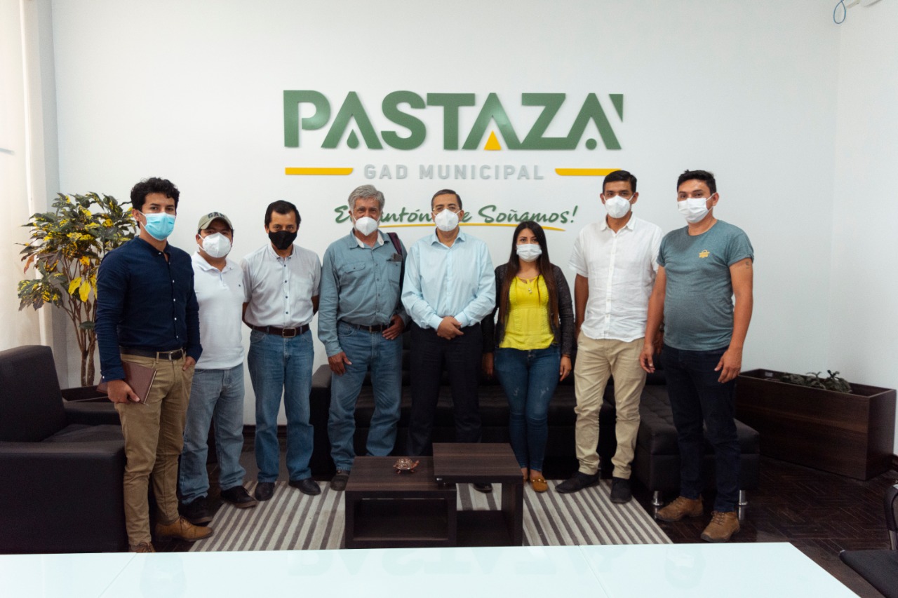 Alcalde compromete apoyar obras para la 10 de Agosto