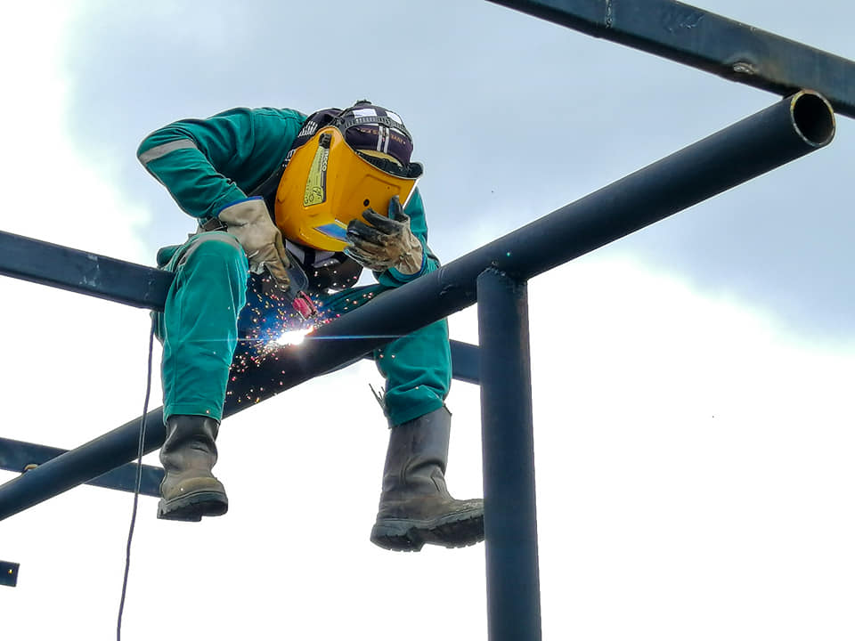 Impulsamos la construcción de un escenario en el espacio cubierto de la comunidad Amazonas en la parroquia Madre Tierra.