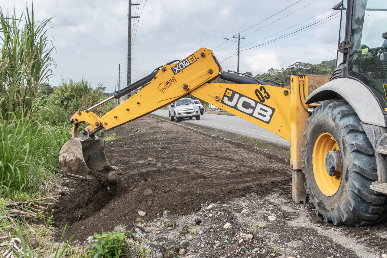 ¡Continua trabajos de construcción 🏗 de la caminería del Paso Lateral!