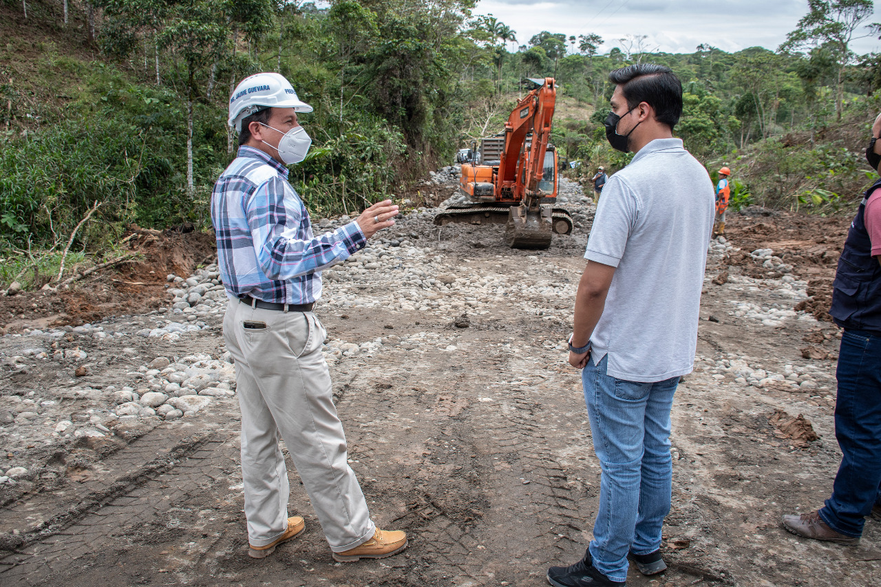 ¡Prefecto realizó recorrido de obras con funcionario del BDE!