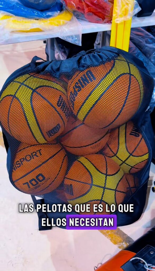 Entrega de uniformes e implementos deportivos en Mera