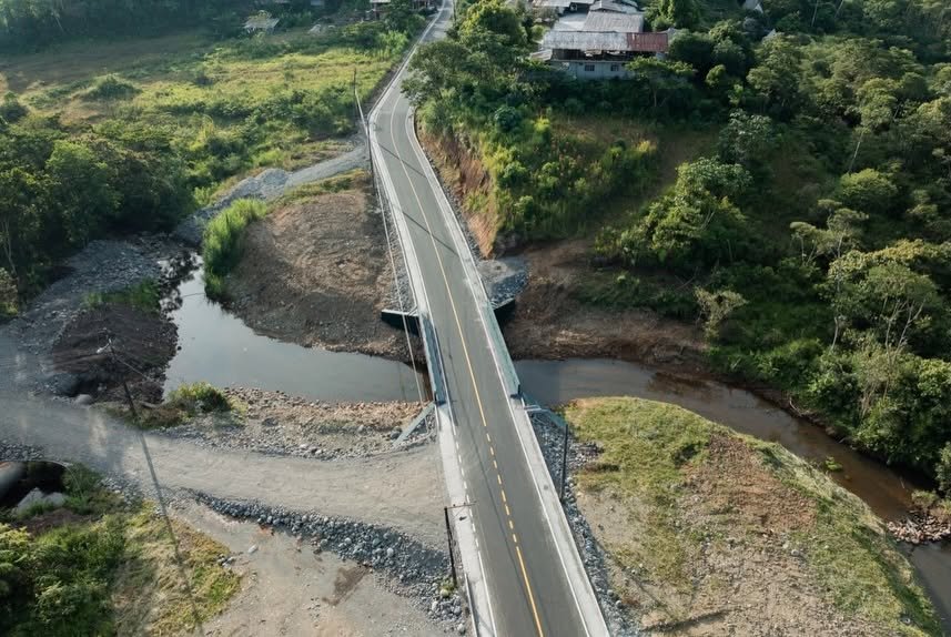 Un nuevo puente y tres kilómetros de asfaltado fueron entregados por Valeria Pozo, Viceprefecta de Pastaza.